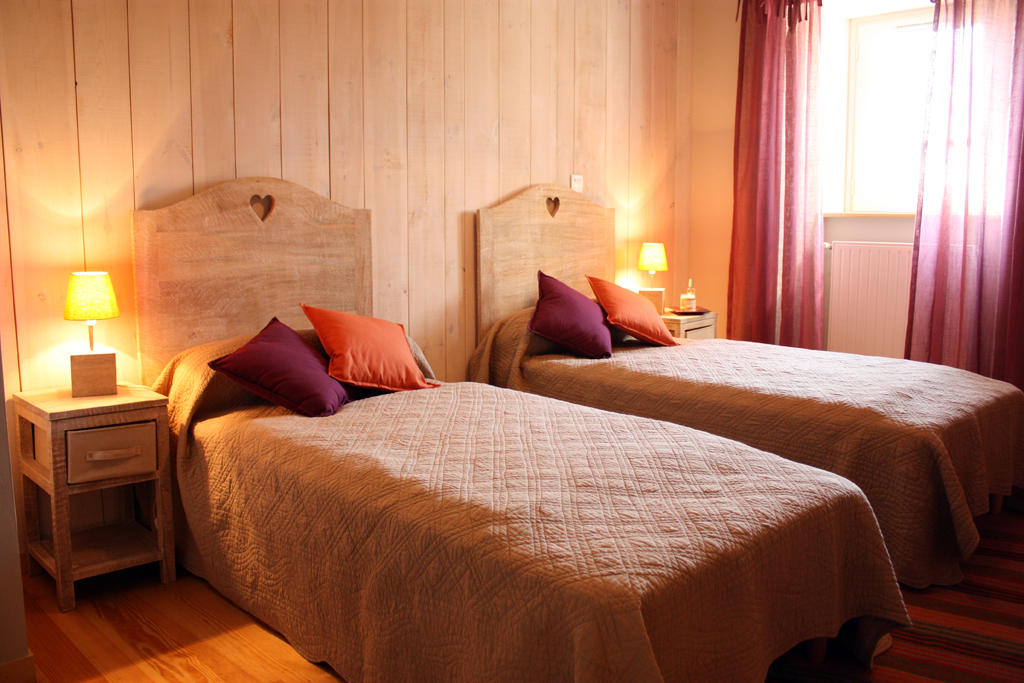 petit-gite-chambre-avec-deux-lit-simple-cantal-auvergne